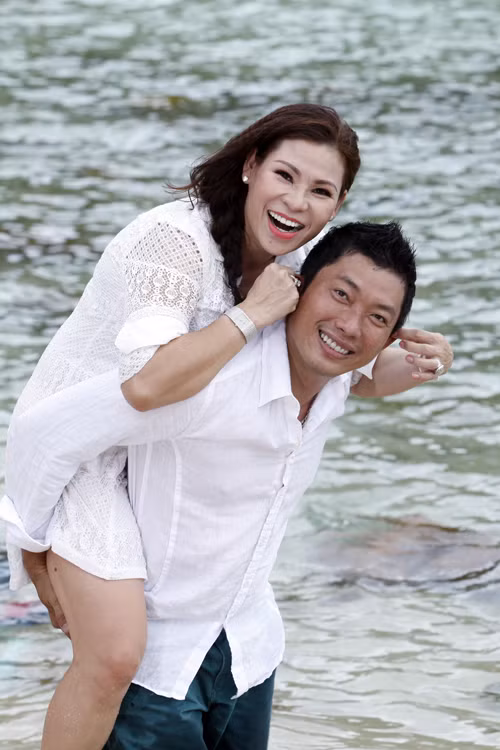 Diễn viên Kinh Quốc: Kinh Quốc là người rất kín tiếng trong cuộc sống riêng, đặc biệt kể từ sau khi ly hôn người vợ đầu. Tháng 7/2016, nhiều người hâm mộ bất ngờ khi những bức ảnh cưới của anh và người vợ thứ hai được bạn bè chia sẻ trên mạng xã hội.