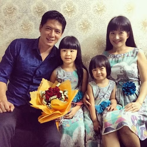 Anh Thơ lớn hơn Bình Minh 5 tuổi, là một doanh nhân thành đạt. Ngoài ra, Anh Thơ còn từng là một giảng viên đại học.