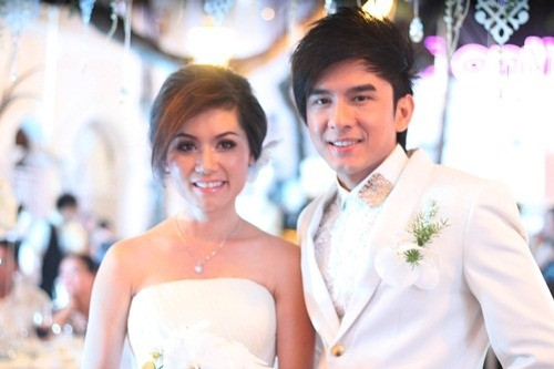 Ca sĩ Đan Trường: Năm 2013, Đan Trường kết hôn với Thủy Tiên - nữ doanh nhân giàu có kém anh 10 tuổi. Đám cưới của cặp đôi diễn ra hoành tráng với chi phí lên tới hàng tỷ đồng cả ở Mỹ và Việt Nam. Sau khi kết hôn, Đan Trường chủ yếu ở Mỹ để gần vợ và hỗ trợ cô phát triển hệ thống nhà hàng tại đây.