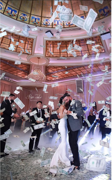 Trên trang Facebook của một người dùng có tài khoản Caprice Ryan gần đây đã đăng tải một video đám cưới xa xỉ được cho là quay tại California, Mỹ.