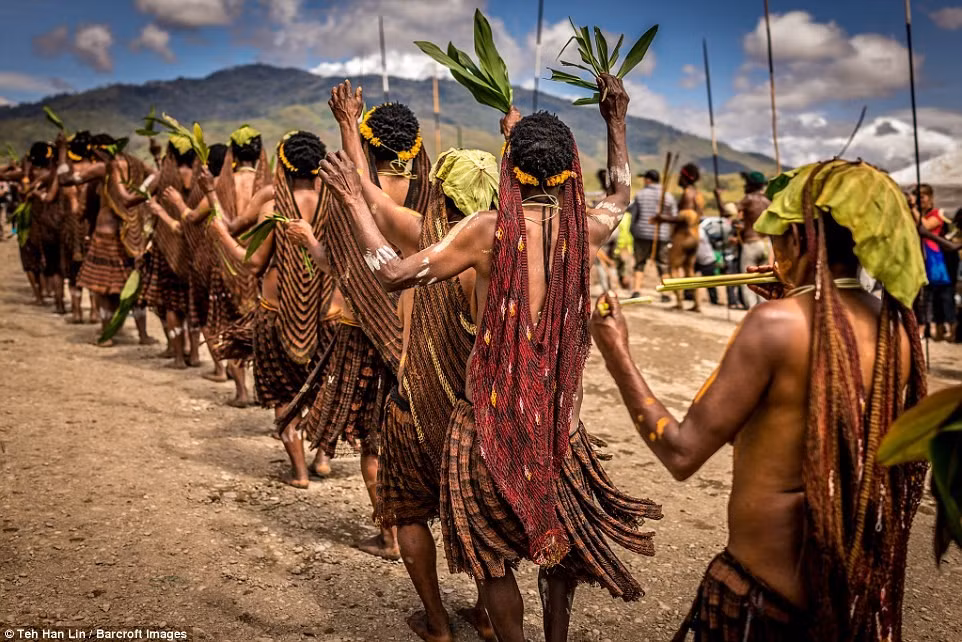 Vào tháng 8 hàng năm, người Dani tổ chức lễ hội Baliem, gọi theo tên vùng thung lũng nơi họ cư trú. Lễ hội có sự tham gia của những bộ lạc lân cận gồm Yali và Lani. Tại đây các chiến binh giỏi nhất của mỗi bộ lạc sẽ tham gia đánh trận giả để thể hiện những nét đặc trưng nhất trong văn hóa của họ.
