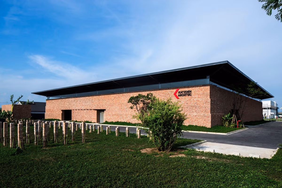 Mái nhà là một tấm kim loại tôn mạ kẽm được nâng cao hơn khoảng 3m để không khí và ánh sáng tự nhiên có thể lọt vào không gian bên trong.