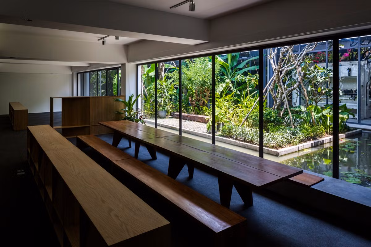 Các phòng bên trong nhà máy có một mặt tường kính lớn để đón nhận ánh sáng tự nhiên.