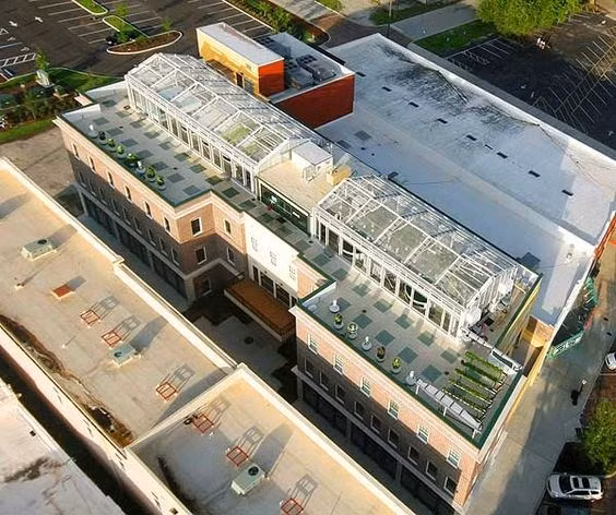 Nông trại thủy canh Green Sky Growers ở Winter Gardens, Florida, Mỹ, áp dụng mô hình kết hợp nuôi cá và trồng rau xanh bằng phương pháp thủy canh trong nhà kính.