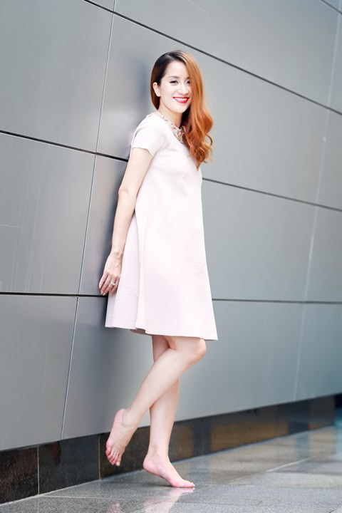 Khi mang bầu, “Kiện tướng dancesport” nổi bật với nhiều trang phục sành điệu và đắt tiền của thương hiệu nổi tiếng thế giới - Valentino. Ảnh: ANTĐ.