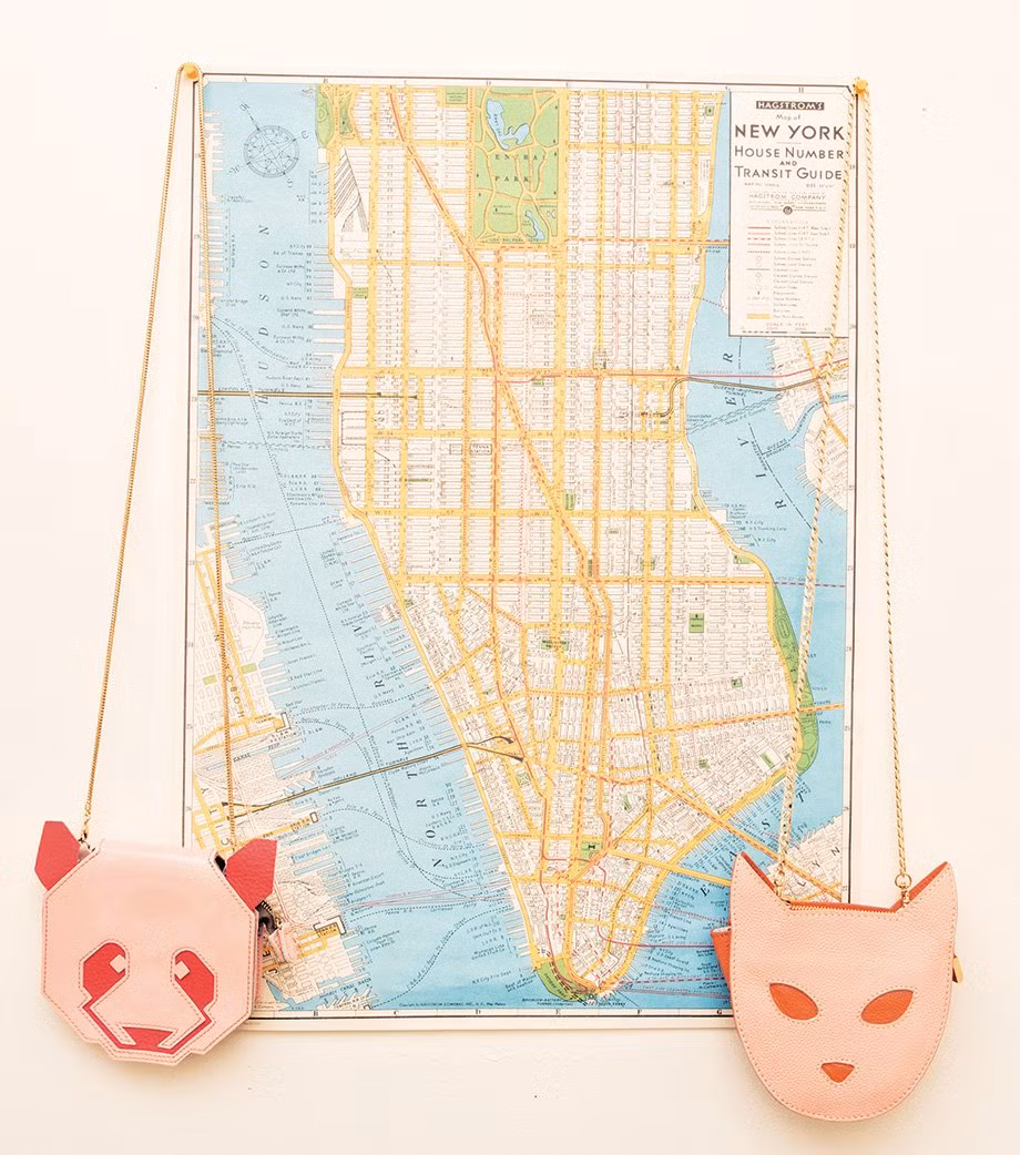 Tavi Gevinson là cái tên khá nổi tiếng với giới mộ điệu trên toàn thế giới. Ở tuổi 11, cô bé đã mượn máy tính của cha để tạo blog thời trang riêng mang tên Style Rookie. Style Rookie là một trong những địa chỉ cung cấp lời khuyên thời trang được ưa chuộng nhất. Trong số những khách hàng của cô bé còn có cả nữ ca sĩ Lady Gaga.