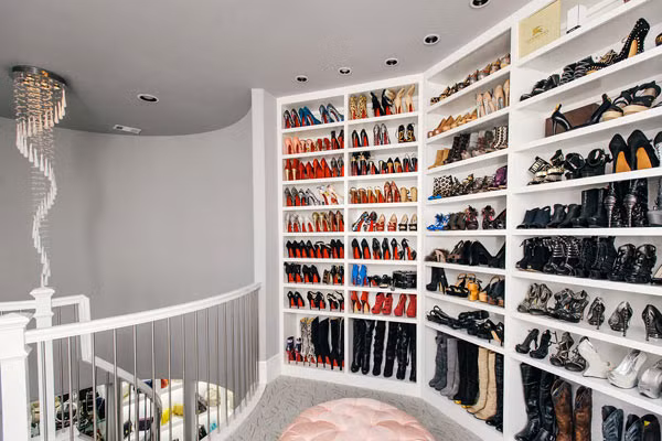 Giày dép được phân loại theo tiêu chí kiểu dáng và màu sắc.