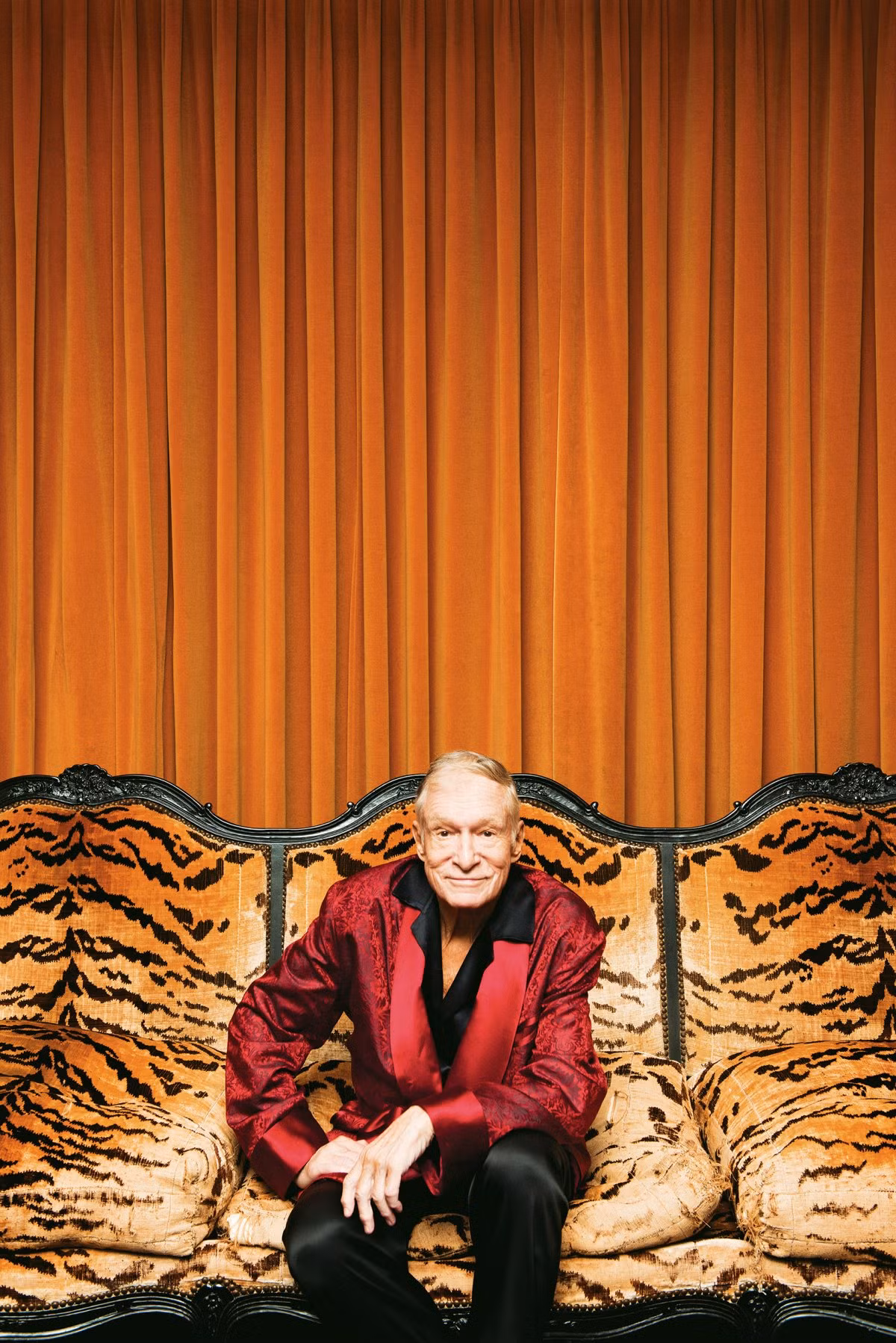Hugh Hefner sở hữu khu biệt thự đắt giá và tủ đồ thời trang ngập tràn hàng hiệu cùng bộ sưu tập mũ, giày, cà vạt. Ông trùm Playboy Hugh Hefner có thói quen mặc đồ ngủ cả khi làm việc, kể từ lúc ông bắt đầu vận hành tờ tạp chí này vào năm 1953.
