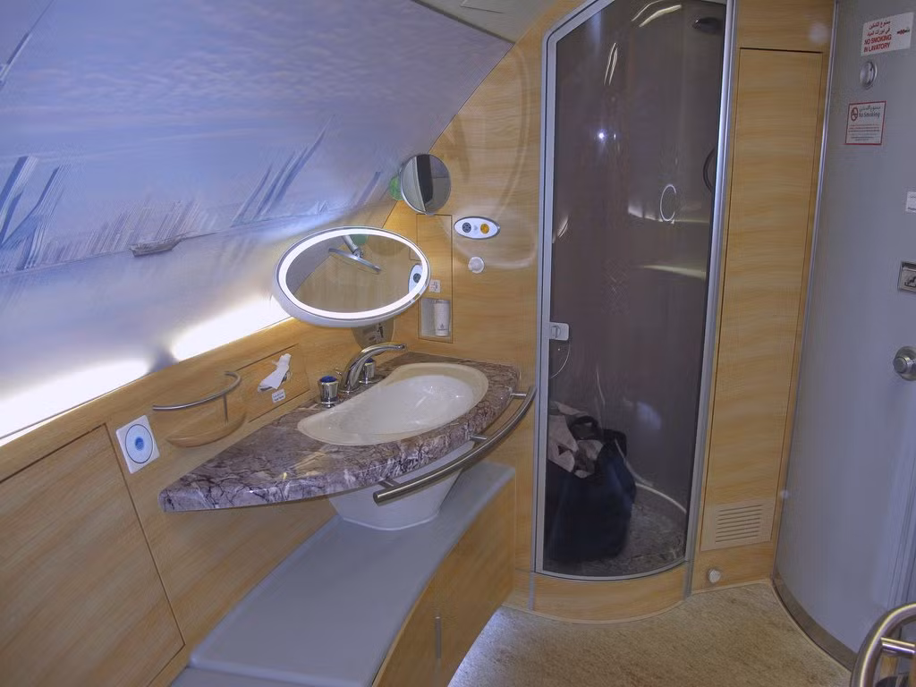 1. Phòng tắm vòi hoa sen trên chuyến bay Emirates: Các chiếc A380 của hãng Emirates thì có buồng tắm vòi hoa sen dành cho hành khách khoang hạng nhất. Tính tổng cộng, hành khách có tới khoảng 20 phút dùng vòi tắm. Chiếc máy bay chở hơn 600 lít nước uống để khách có thể dùng vòi sen, nghĩa là trọng lượng tăng thêm khoảng 500 kg.