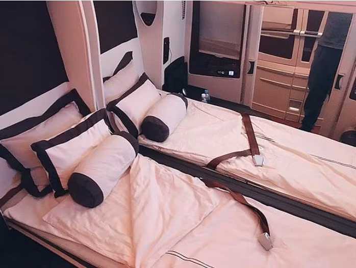2. Cabin giường kép của hãng Singapore Airlines: Dịch vụ xa xỉ trên Singapore Airlines nuông chiều hành khách VIP nhất có thể. Phòng được trang bị ghế ngồi lớn, giường gấp riêng biệt và cửa trượt có mành cửa sổ để tạo tính riêng tư.