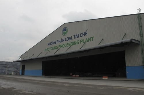 Ông chủ bãi rác Đa Phước là ông David Dương - Tổng giám đốc CTCP xử lý chất thải Việt Nam Long An (VWS), đơn vị trực tiếp vận hành khu xử lý chất thải Đa Phước. Tên thật của ông là Dương Tử Trung, con trai ông Dương Tài Thu. Sinh ra và lớn lên tại Việt Nam, gia đình ông Dương Tài Thu là chủ hãng giầy Cogido nổi tiếng một thời. Cuối những năm 80, cả gia đình ông chuyển sang định cư tại San Francisco.