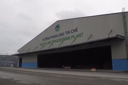 Ông chủ bãi rác Đa Phước là ông David Dương - Tổng giám đốc CTCP xử lý chất thải Việt Nam Long An (VWS), đơn vị trực tiếp vận hành khu xử lý chất thải Đa Phước. Tên thật của ông là Dương Tử Trung, con trai ông Dương Tài Thu. Sinh ra và lớn lên tại Việt Nam, gia đình ông Dương Tài Thu là chủ hãng giầy Cogido nổi tiếng một thời. Cuối những năm 80, cả gia đình ông chuyển sang định cư tại San Francisco.