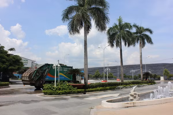 Sau thành công ở Mỹ, “vua rác” David Dương đã trở về đầu tư vào Khu Liên hợp Xử lý chất thải Đa Phước (còn gọi là bãi rác Đa Phước) tại xã Đa Phước, huyện Bình Chánh, TP HCM. Bãi rác Đa Phước được khởi công tháng 7/2005 và vận hành bởi Công ty TNHH Xử lý chất thải Việt Nam (Vietnam Waste Solutions - VWS), được đầu tư 100% vốn từ công ty CWS của David Dương.