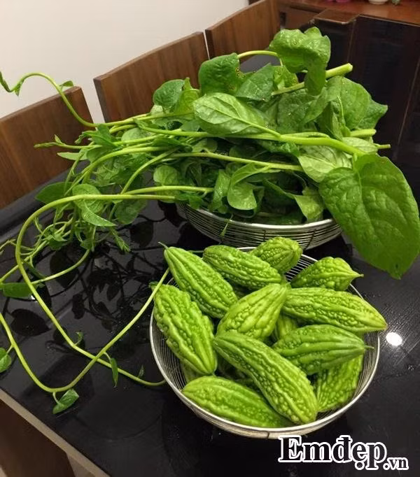 Rau quả thu hoạch từ sân thượng nhà chị Huyền.