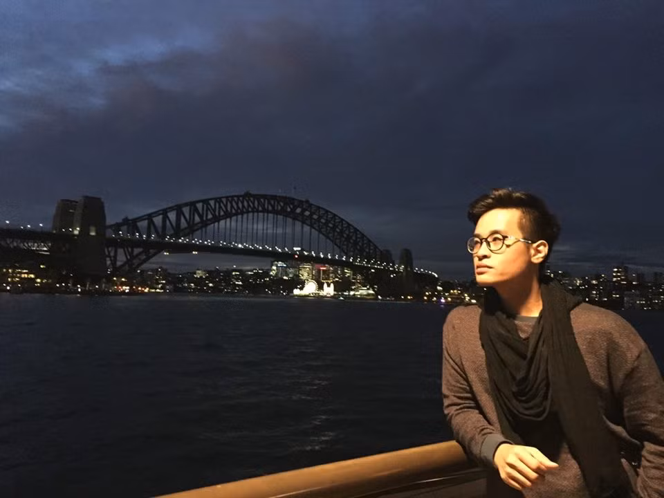 Nam ca sĩ có một cuộc sống khá sang chảnh khi thường xuyên đi du lịch nước ngoài và sử dụng những dịch vụ cao cấp. Ảnh: FBNV.