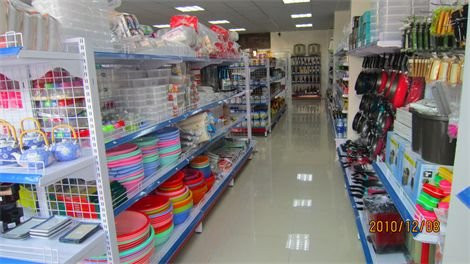 Bên cạnh đó, siêu thị còn cung cấp các dụng cụ nhà bếp, dụng cụ chuyên dùng cho nhà hàng Nhật Bản… đặc biệt có cung cấp cá hồi tươi sống từ Na Uy, bò Kobe Nhật, thịt bò Mỹ, bào ngư Úc, cá tuyết, sò điệp Nhật… Ảnh: Akuruhi.