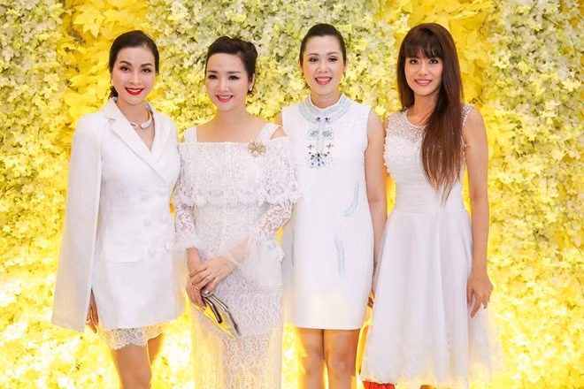 Ngày 6/10, Hoa hậu Giáng My cũng tổ chức buổi họp báo cuộc thi Nữ hoàng đá quý Việt Nam tại biệt thự riêng. Hoa hậu Đền Hùng khoe vai trần trong bộ cánh ren cầu kỳ. Sau hơn 20 năm đăng quang, Giáng My vẫn được khen trẻ trung so với độ tuổi U50. Ảnh: Zing.