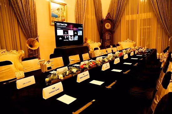 Không gian tổ chức tiệc được trang hoàng sang trọng khiến các vị khách rất thích thú. Ảnh: Công lý.