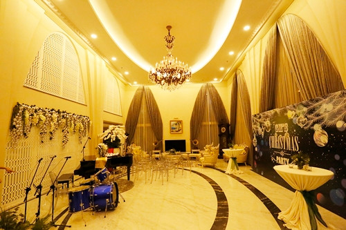 Hoa hậu Giáng My chuẩn bị chu đáo cho buổi tiệc hoành tráng tại biệt thự riêng ở quận 2, TP HCM. Người đẹp chia sẻ, Noel và năm mới là thời khắc đặc biệt nên chị muốn mời người thân, bạn bè sum họp, chia sẻ những điều tuyệt vời trong cuộc sống. Ảnh: VNE.