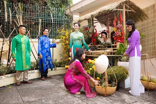 Tháng 2/2016, Giáng My còn tổ chức tiệc tất niên tại nhà riêng. Hoa hậu đền Hùng tự tay trang trí nhà cửa cho dịp này. Ảnh: Zing.