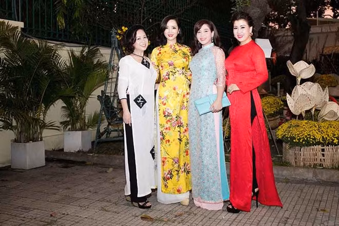 Hoa hậu và những người bạn chụp ảnh tại góc vườn nhà được trang trí bởi những chậu hoa cúc vàng xinh xắn. Ảnh: Zing.