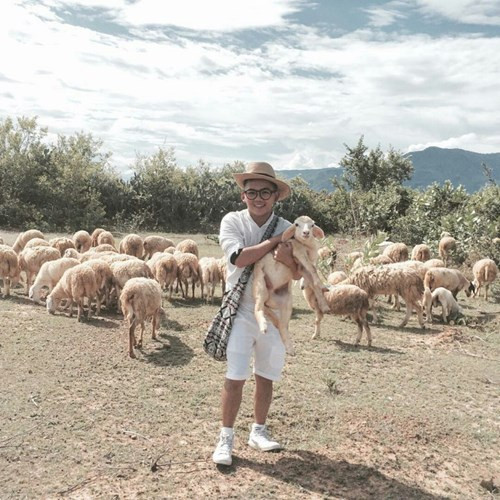 Mức phí để bạn tham quan và chụp ảnh với những chú cừu xinh xắn này từ 50-150 nghìn đồng/lượt/nhóm khách. Đây là số tiền trả công cho người chăn cừu để họ gọi cừu đến cho bạn chụp ảnh.