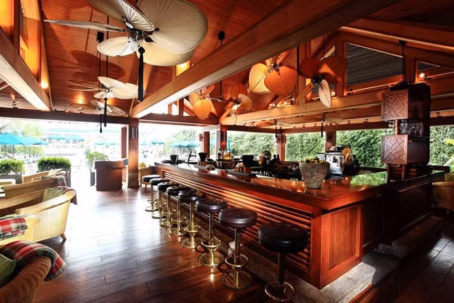 Khách sạn được biết đến là nơi có các món ăn ngon, quán rượu nổi tiếng. Ngoài ra, tại đây còn có những tiện nghi không phải khách sạn nào cũng có như: trung tâm sức khỏe, bể bơi ngoài trời, khu hỗ trợ công tác và hội nghị... Sofitel Metropole liên tục được bình chọn là một trong những khách sạn hàng đầu không chỉ ở Việt Nam mà còn tại châu Á.