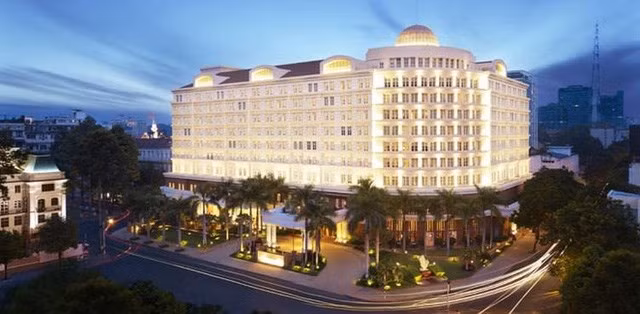 Khách sạn Park Hyatt Saigon có 252 phòng sang trọng, đầy đủ tiện nghi và 21 phòng thuộc dạng căn hộ. Park Hyatt có bể bơi ngoài trời, bar, club, quầy rượu, phòng hội thảo, trung tâm spa và chăm sóc sức khỏe.