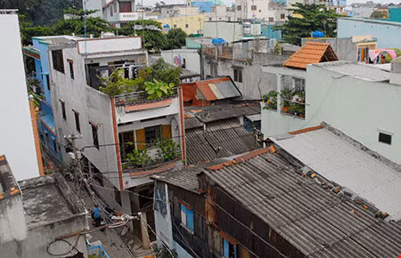 Tự tạo lối thoát hiểm phù hợp với thiết kế ngôi nhà: Nếu nhà nào không có thiết kế lối thoát hiểm thì gia chủ phải hết sức cảnh giác, tự tạo đường thoát hiểm phù hợp như trổ mái lên trên hoặc có đường thoát nạn sang nhà bên cạnh. Ảnh: Pháp luật TP HCM.