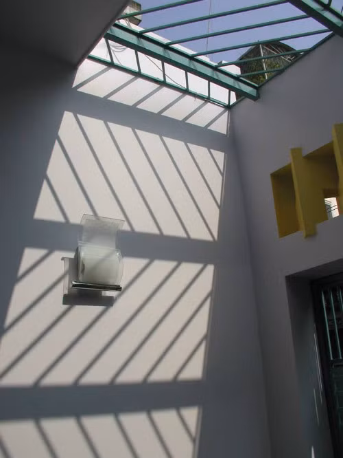 Trường hợp không thể bố trí các phương án trên, mỗi gia đình nên xem xét phương án làm giếng trời để thông khí trong nhà đồng thời cũng là lối thoát hiểm an toàn trong những trường hợp khẩn thiết. Khoảng giếng trời khiến cho nhà phố mát mẻ hơn và giúp thông gió, thông hơi khi không may hỏa hoạn. Ảnh: Congtyxaydungnha.