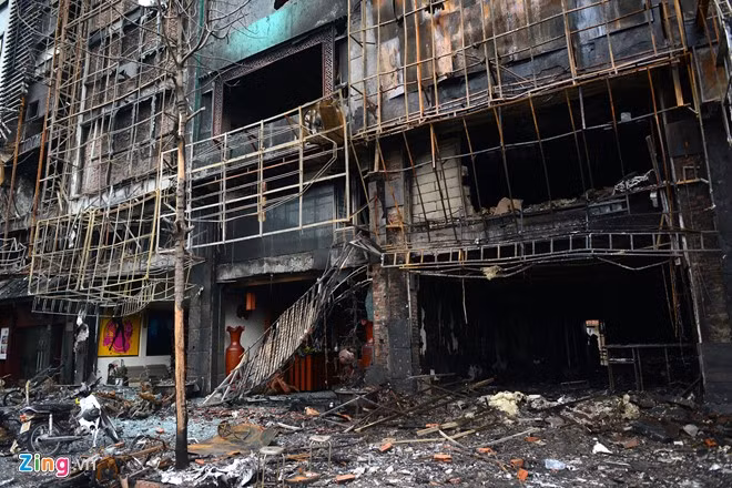Chỉ trong khoảng 2 tháng trở lại đây, Hà Nội đã có 2 vụ cháy xảy ra gây thiệt hại nặng nề về người và của. Gần đây nhất là vụ cháy quán karaoke kinh hoàng xảy ra ở địa chỉ số 68 Trần Thái Tông, Cầu Giấy, ngày 1/11. Vụ cháy đã khiến 13 người thiệt mạng, thiêu rụi toàn bộ tài sản và lan ra các nhà số 70, 72 và 74 Trần Thái Tông. Ảnh: Zing.