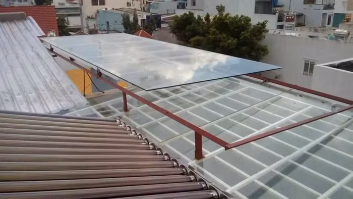 Cầu thang thoát hiểm lên mái hoặc xuống hầm: Đối với các công trình cao tầng, nhà chung cư mini, bên cạnh việc bố trí các lối thoát hiểm cũng cần bố trí các cầu thang thoát hiểm có thể lên mái hoặc xuống hầm. Cửa của các lối thoát này cần được kiểm tra thường xuyên, tránh trường hợp khi cần không có chìa hoặc bị hoen gỉ không sử dụng được. Ảnh: Emdep.