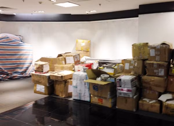 Thùng hàng chất đống để chuyển đi.