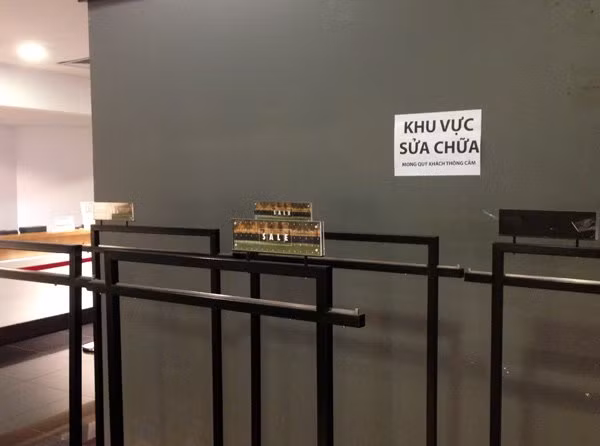 Một số gian hàng treo biển tạm ngừng bán hàng để sửa chữa.