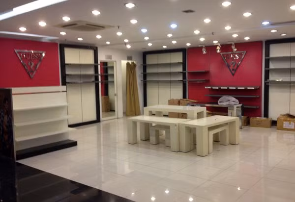 Nhãn hàng này đã rời bỏ chuyển sang TTTM mới khai trương cách đó không xa.