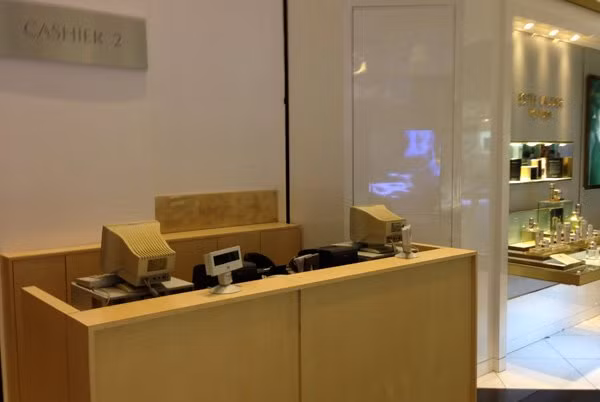 Quầy thanh toán không có người vì vắng khách.