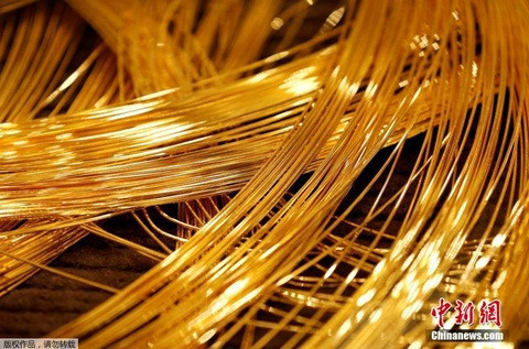 Cây thông bằng vàng đang được bán cho vị khách nào lắm tiền và chịu chi. Mức giá bán được đưa ra là 1,8 triệu USD (hơn 39,6 tỷ đồng). Tuy nhiên, hầu hết khách hàng đi qua đều chụp ảnh và trầm trồ trước vẻ đẹp lấp lánh của nó. Tuy nhiên, đây chưa phải là cây thông Noel đắt tiền nhất. Ảnh: MR.