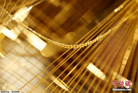  Cây thông Noel bằng vàng này nặng 19kg, được trang trí bằng các sợi dây vàng và cao 2m. Ra đời vào dịp kỷ niệm 90 năm khai trương cửa hàng, cây thông sẽ được trưng bày đến hết ngày 25/12. Ảnh: MR.