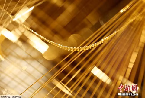  Cây thông Noel bằng vàng này nặng 19kg, được trang trí bằng các sợi dây vàng và cao 2m. Ra đời vào dịp kỷ niệm 90 năm khai trương cửa hàng, cây thông sẽ được trưng bày đến hết ngày 25/12. Ảnh: MR.