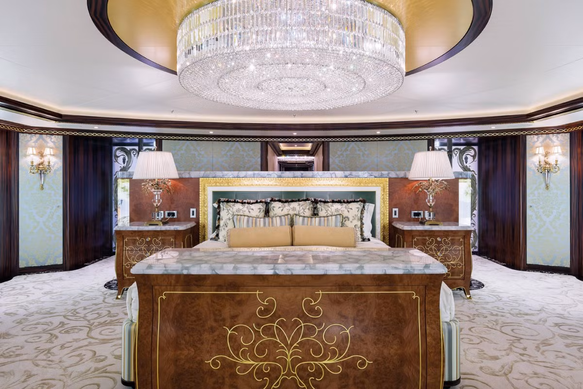 Đây là phòng ngủ chính cho chủ nhân du thuyền. Nó trang bị một chiếc giường kiểu vua chúa khổng lồ và đèn chùm trang trí lấp lánh.