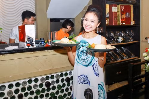 Vân Hugo còn chứng tỏ sự đa tài của mình khi lấn sân sang lĩnh vực kinh doanh, mở nhà hàng khá đông khách ở Hà Nội. Năm 2015, Vân Hugo mở quán cơm gà đánh dấu việc cô bước chân vào con đường kinh doanh. Ảnh: Tiền Phong.