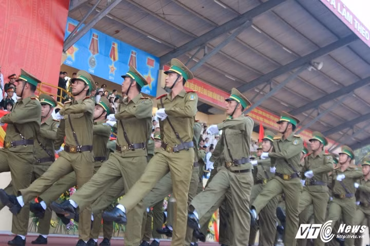 Khối học viên Lào.