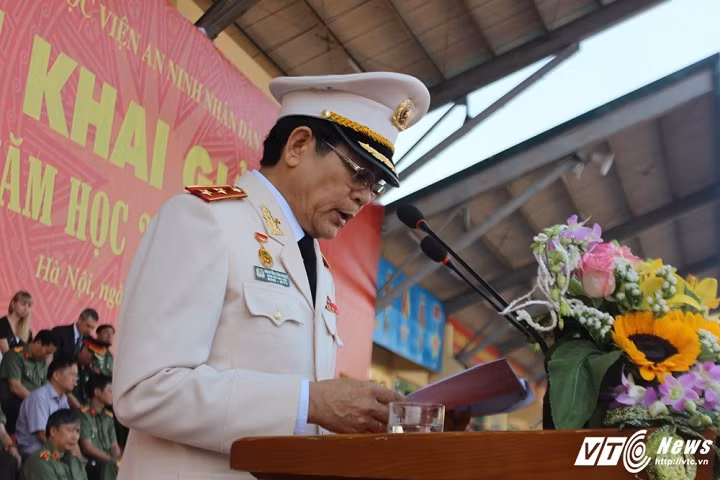 Trung tướng, GS.TS Nguyễn Văn Ngọc (Giám đốc Học viên An ninh nhân dân) chúc mừng 865 tân học viên khoá D48 đã vượt vượt qua kỳ thi THPT Quốc gia, xét tuyển đại học để có mặt tham dự lễ khai giảng này.