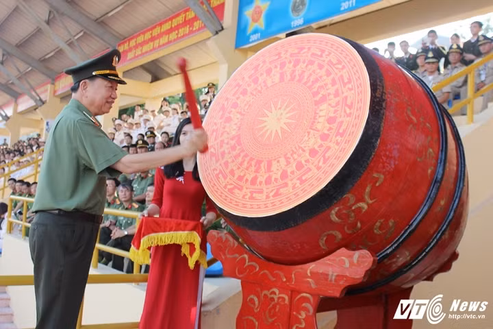 Thượng tướng Tô Lâm đánh trống khai giảng năm học mới.