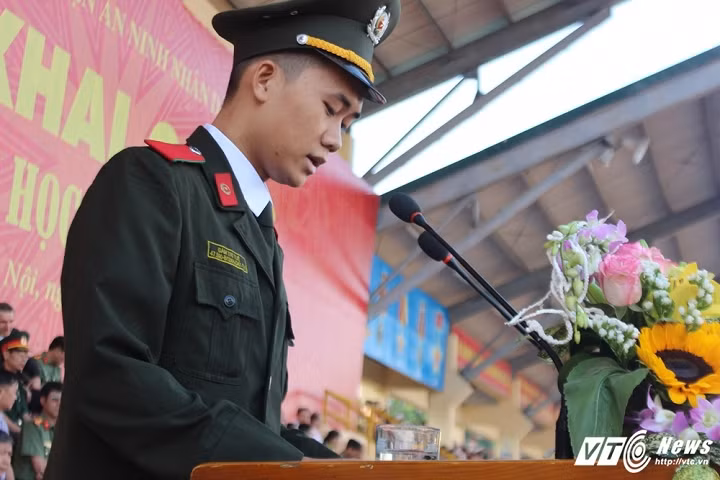 Học viên Đàm Trí Tuệ (đại diện học viên) phát biểu tại lễ khai giảng năm học mới.