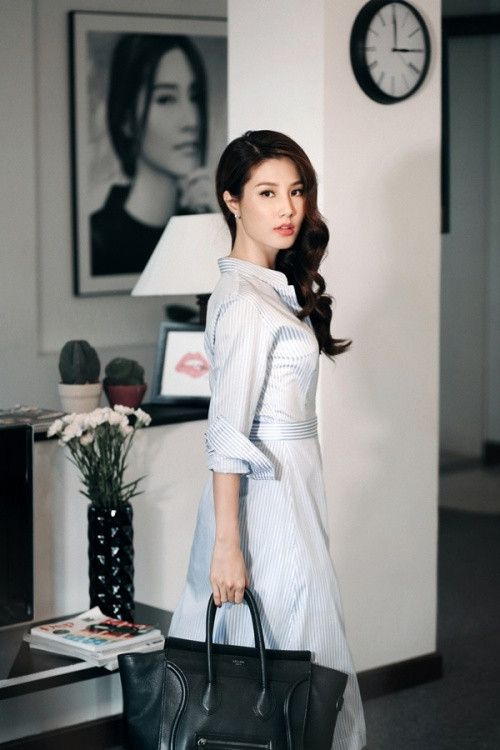 Người đẹp 9X cũng sở hữu một chiếc túi Celine Luggage giá khoảng 60-70 triệu đồng.