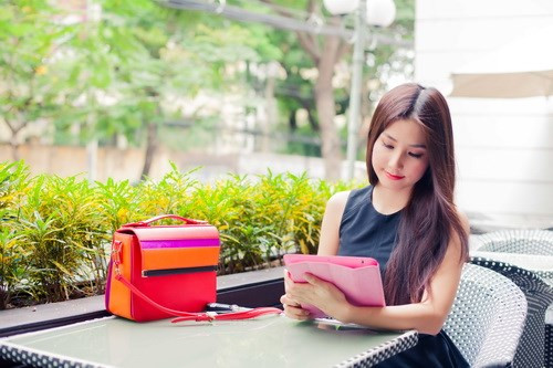 Nhận được những khoản cát xê cao từ hợp đồng quảng cáo và những vai diễn thành công, cô nàng Diễm My 9X càng chi mạnh tay cho những phụ kiện hàng hiệu đắt đỏ.