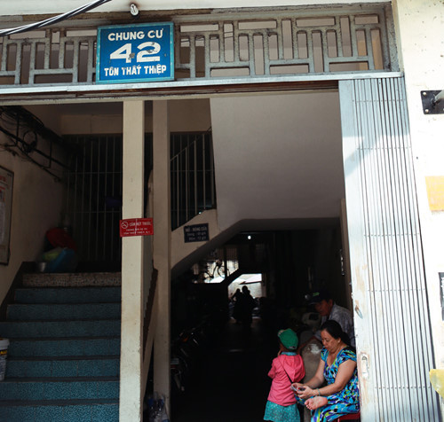 Chung cư 42 Tôn Thất Thiệp: 42 Tôn Thất Thiệp cũng là địa chỉ mua sắm nổi tiếng nhất của giới trẻ Sài thành vì tập hợp hàng chục shop thời trang tên tuổi, phong cách không đụng hàng. Ảnh: Thanh niên.