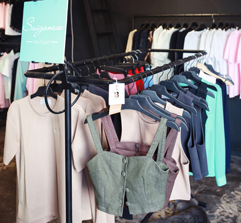 Tại chung cư 42 Tôn Thất Thiệp, bạn có thể tìm thấy đủ mặt hàng phong phú, nhưng chủ yếu là hàng thiết kế theo phong cách ngầu, đồ vintage, phụ kiện xinh xắn... Ảnh: Thanh niên.