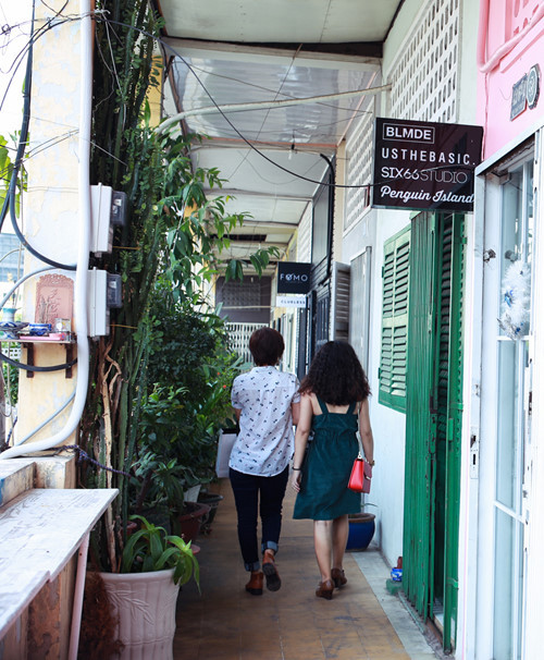 Khu chung cư này khi nhìn từ ngoài có phần xuống cấp, nhưng khi đã bước vào các cửa hàng thời trang tại đây thì du khách sẽ không khỏi ngỡ ngàng. Những căn hộ cũ được giới trẻ biến tấu thành những cửa hàng nhỏ xinh, bắt mắt ngay từ khi bước vào cửa. Ảnh: Thanh niên.